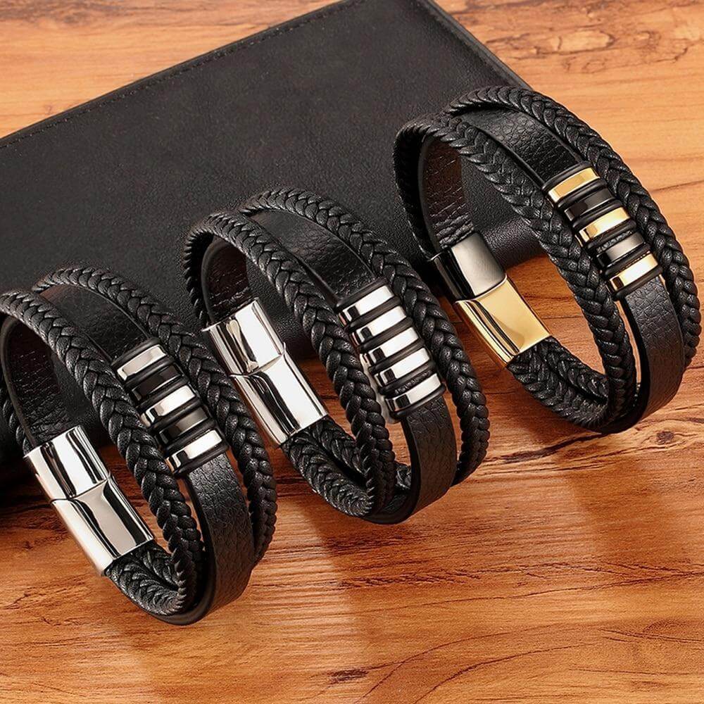 Glansfull magnetlås i rustfritt stål på et klassisk herrearmbånd i ekte skinn. Elegant herremote.