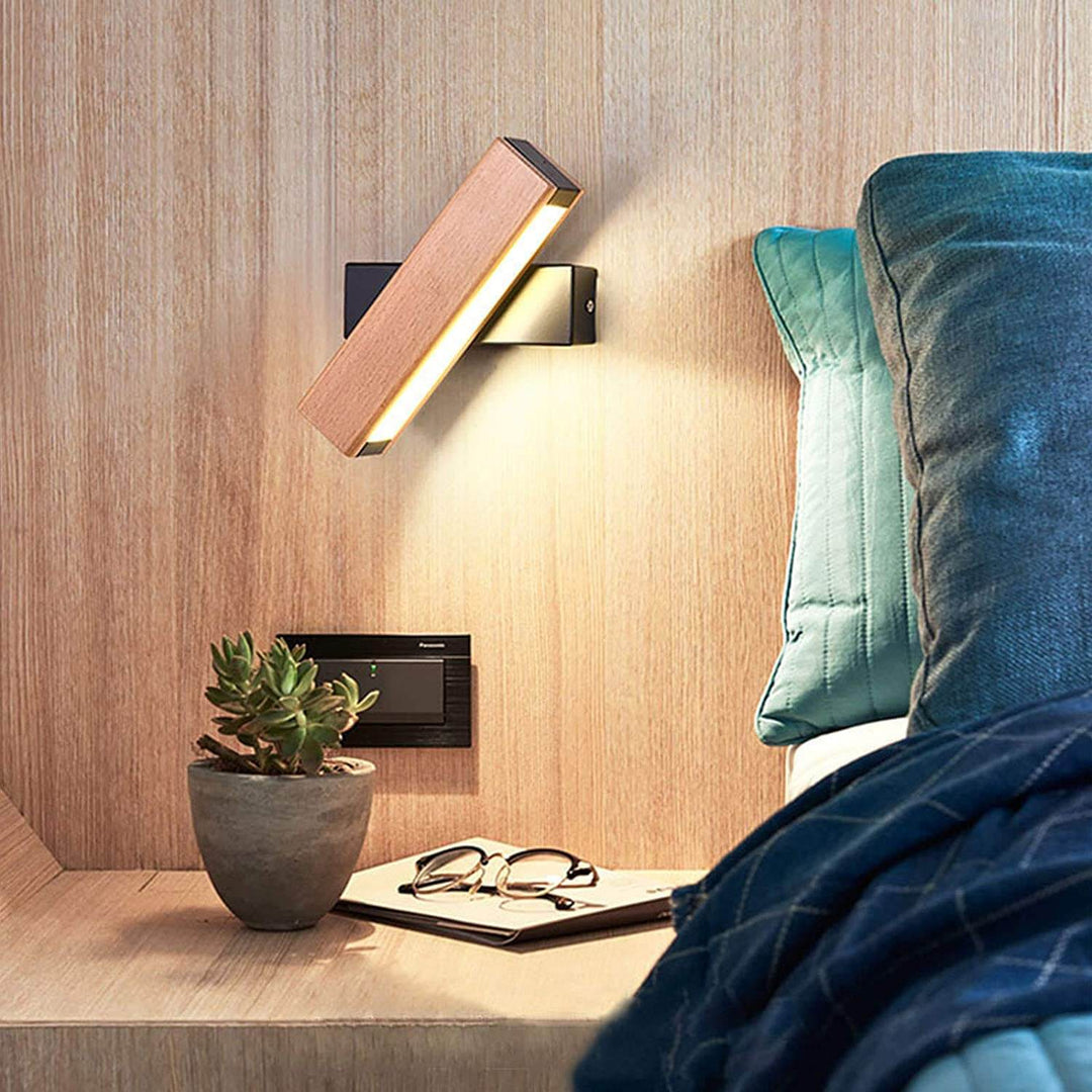 Fleksibel LED-vegglampe som kan roteres 360°, gir moderne og funksjonell belysning.