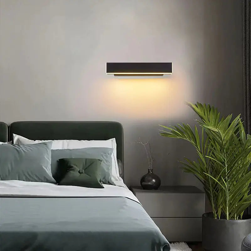 Stilren 360° roterende LED-vegglampe; ideell for moderne interiør og justerbart lys.