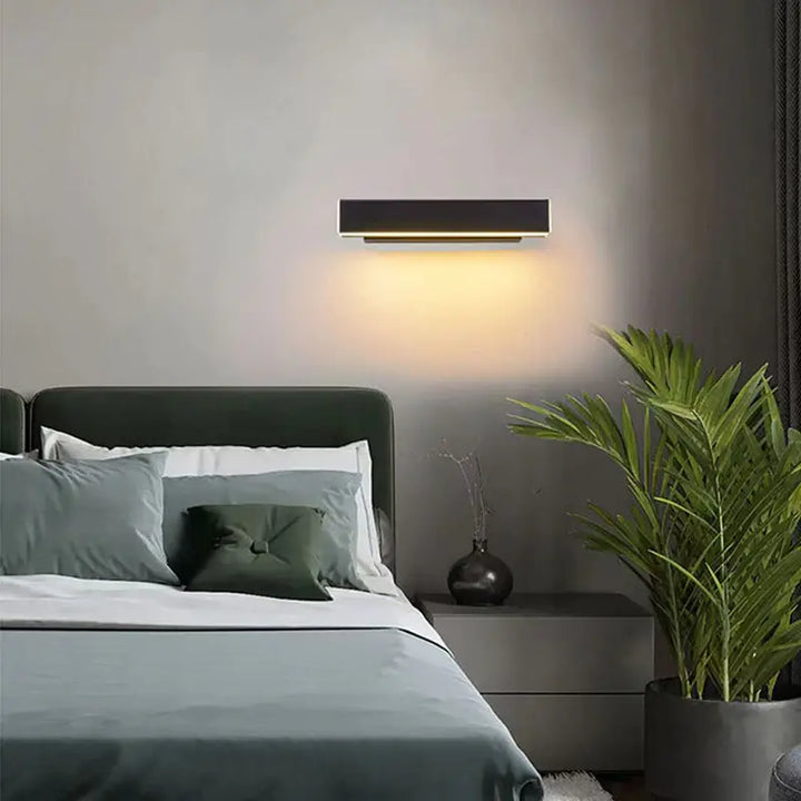 Stilren 360° roterende LED-vegglampe; ideell for moderne interiør og justerbart lys.