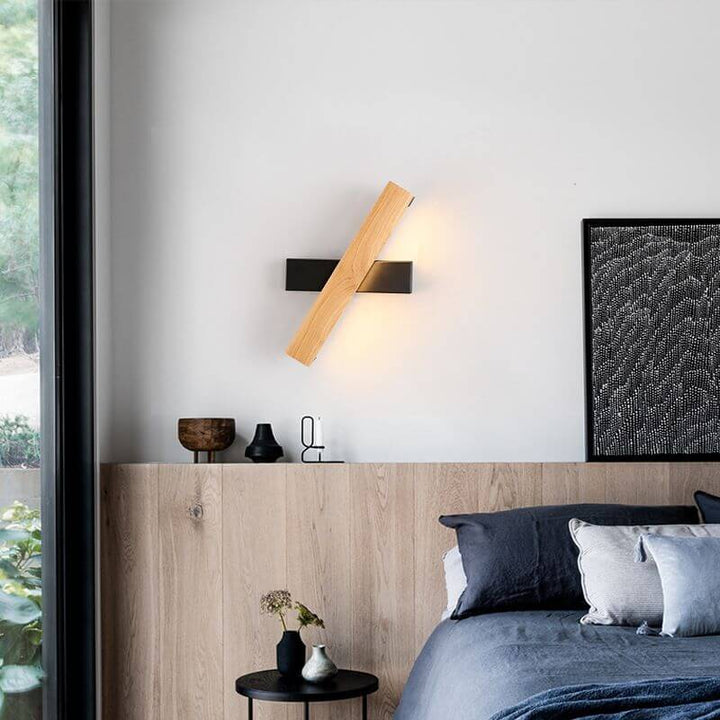 Trevegglampe med integrert LED og 360° rotasjon for varmt, justerbart lys i rommet.