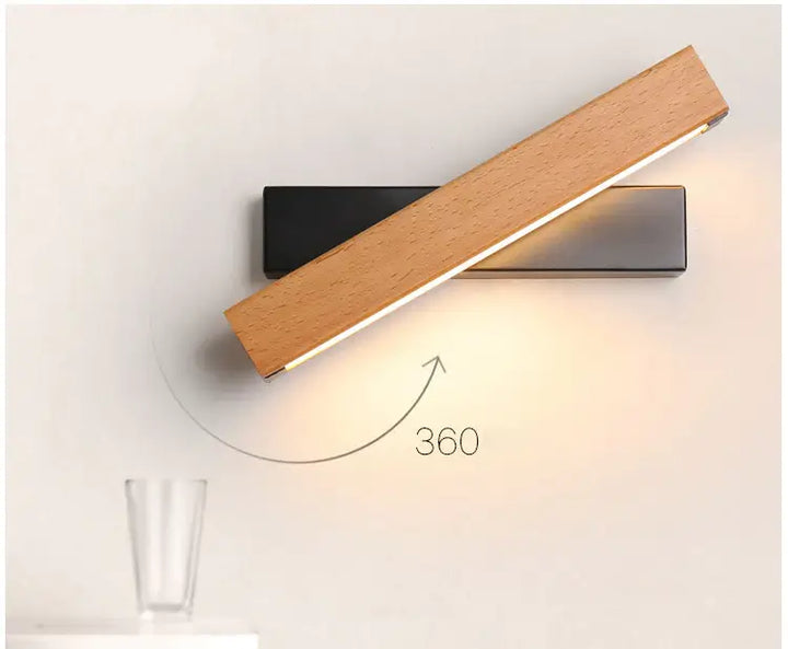 Stilfull LED-vegglampe med rotasjonsfunksjon, perfekt for å fremheve kunst eller detaljer.