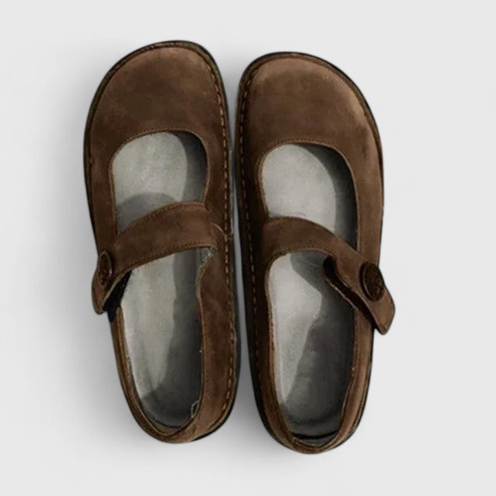 Nærbilde av dame slip-on skoens stilfulle stroppdetalj. Elegante fritidssko med moderne design.