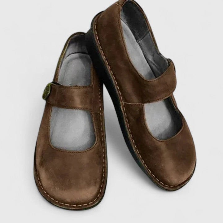 Lyse damesko, ideelle som sommersko og fritidssko. Enkle slip-on med stropp for lett stil.