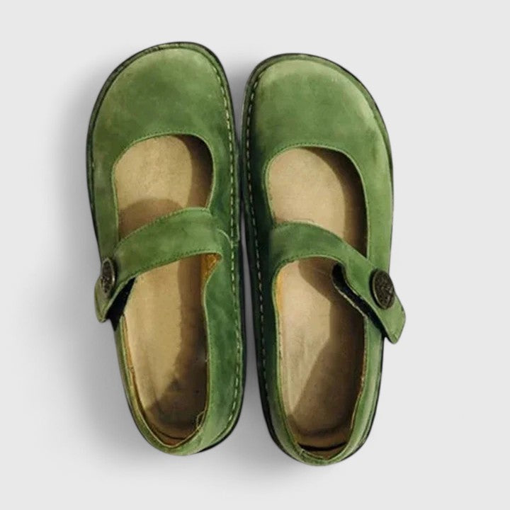 Mote slip-on damesko med elegant stroppdetalj. Stilige og komfortable sko som passer til mange antrekk.