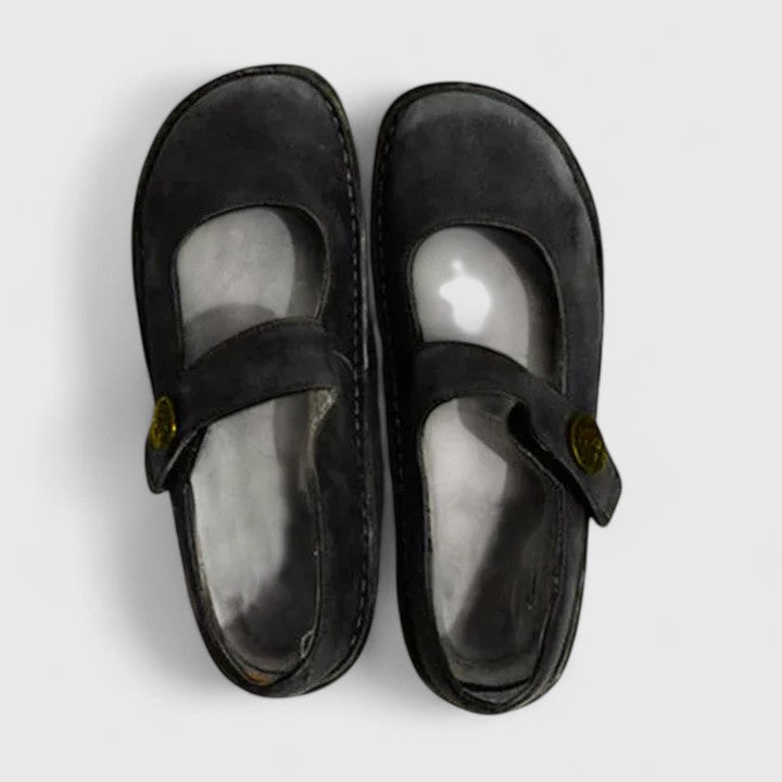 Sidevisning av stilfulle slip-on damesko med dekorativ stroppdetalj. Moderne fritidssko for damer.