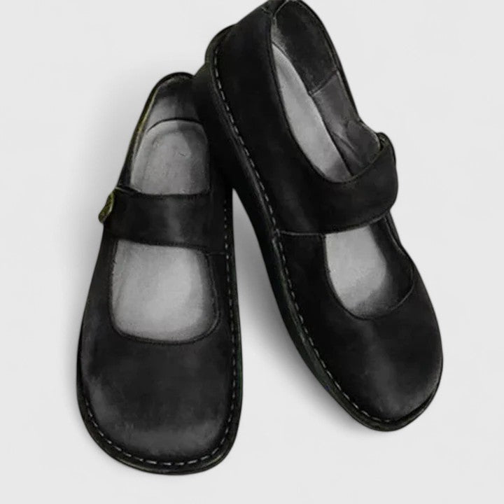 Komfortable og stilige slip-on damesko med unik stroppdetalj. Perfekte elegantesko for hverdag og fritid.