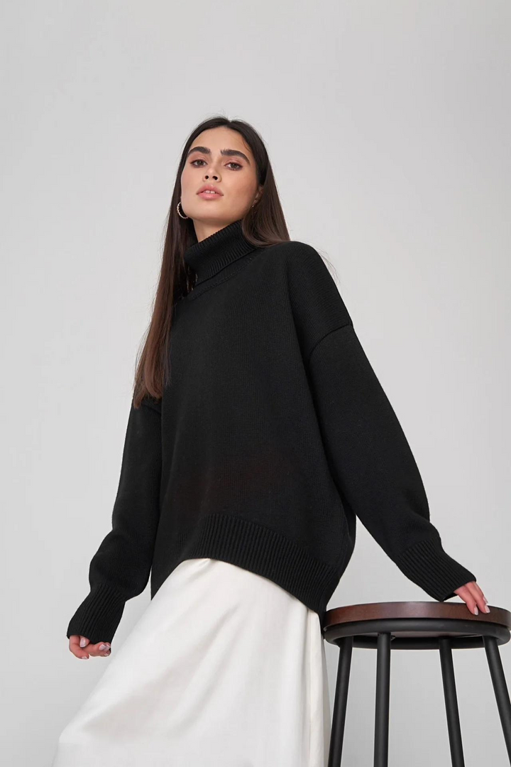Klassisk strikket kvinnegenser, høyhalset og langermet. Komfortabel pullover for vintermote.