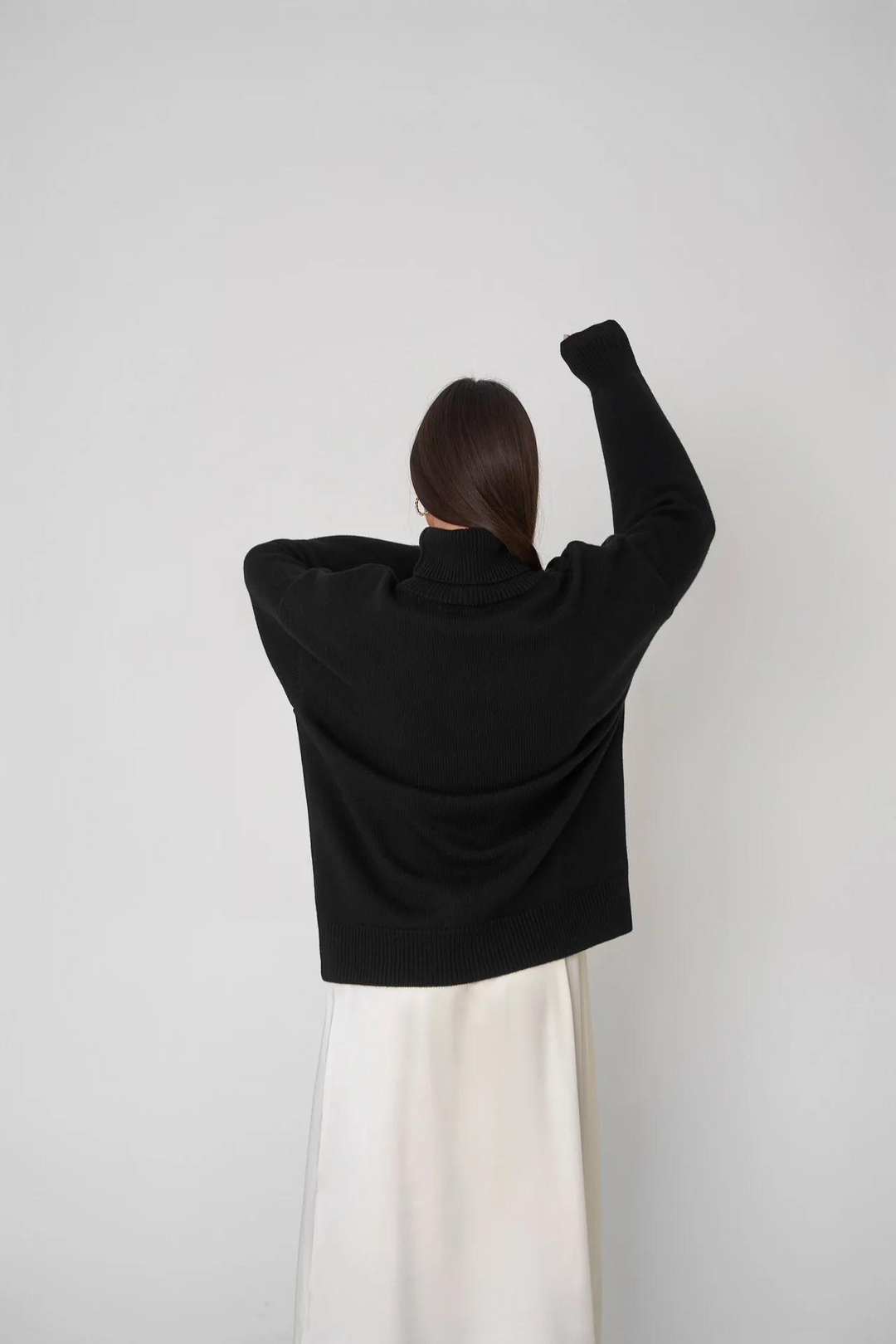 Høyhalset strikket genser for kvinner. Tidløs, komfortabel og elegant pullover for høst/vinter.