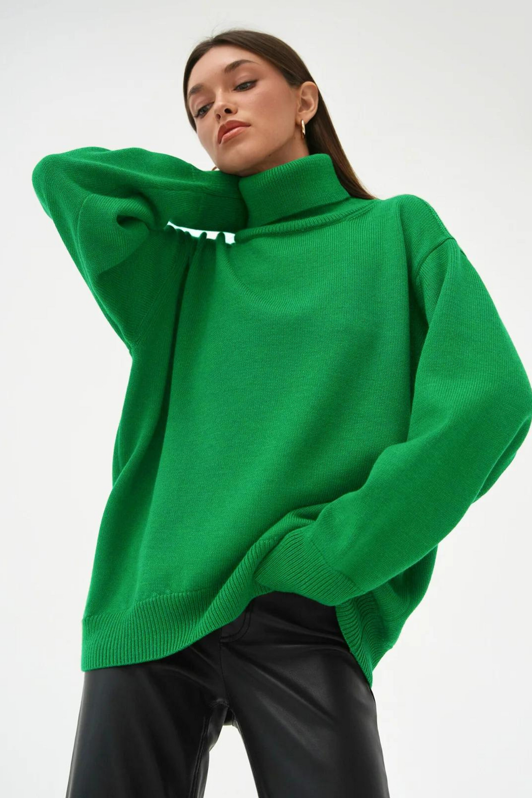 Stilfull strikket pullover genser for kvinner med høy hals. Elegant vintermote for komfort.