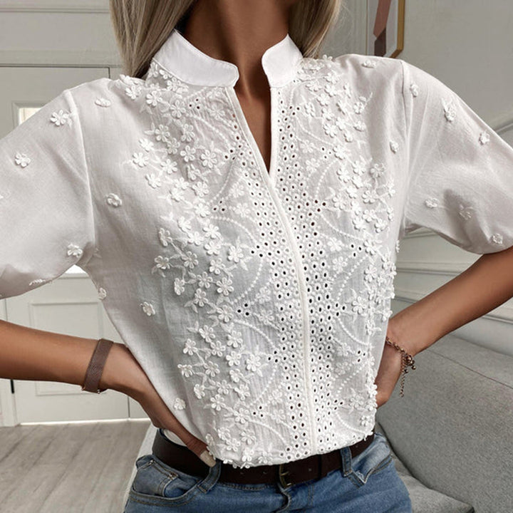 Elegant hvit sommerbluse for damer. Allsidig topp for hverdag og fest, vår og sommer.