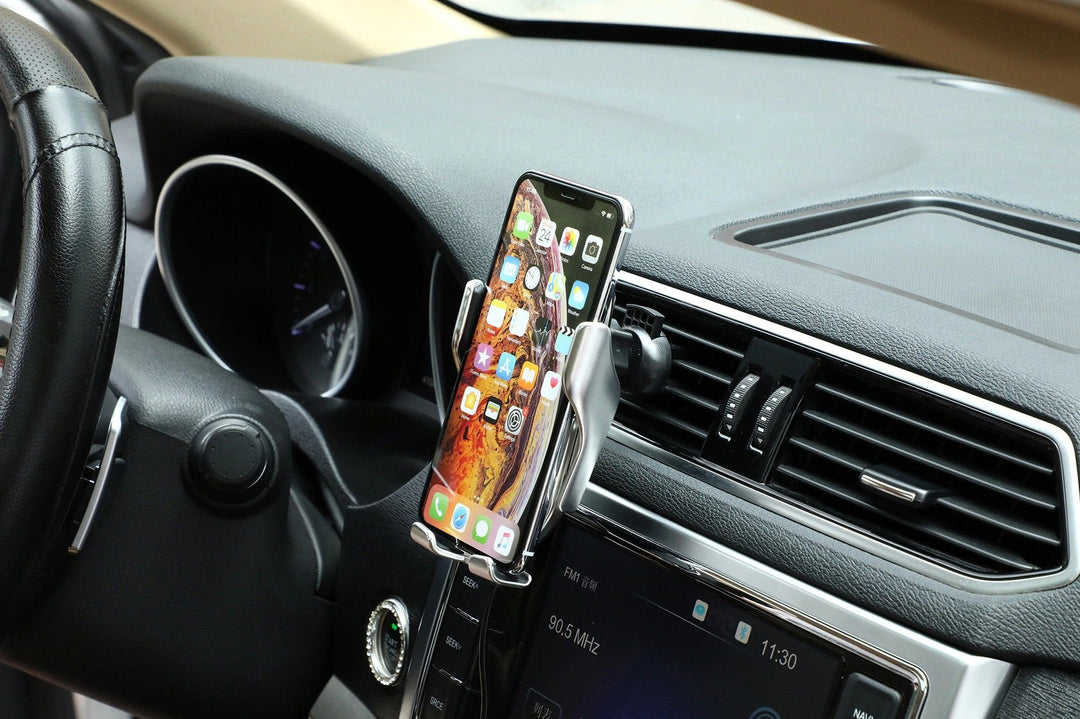 Elegant bilutstyr som kombinerer mobilholder og Qi-lader for enkel og sikker bruk i bilen.