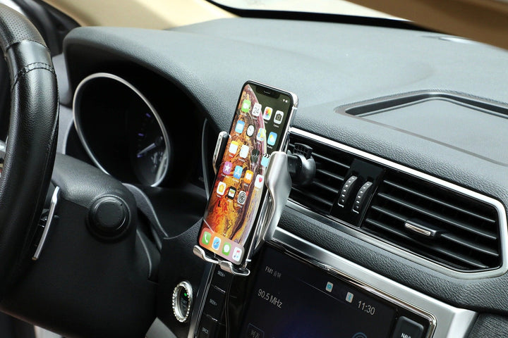 Elegant bilutstyr som kombinerer mobilholder og Qi-lader for enkel og sikker bruk i bilen.