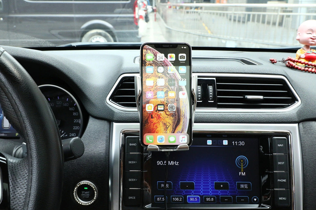 Automatisk bilholder med innebygd lader, perfekt for handsfree navigasjon og musikk.