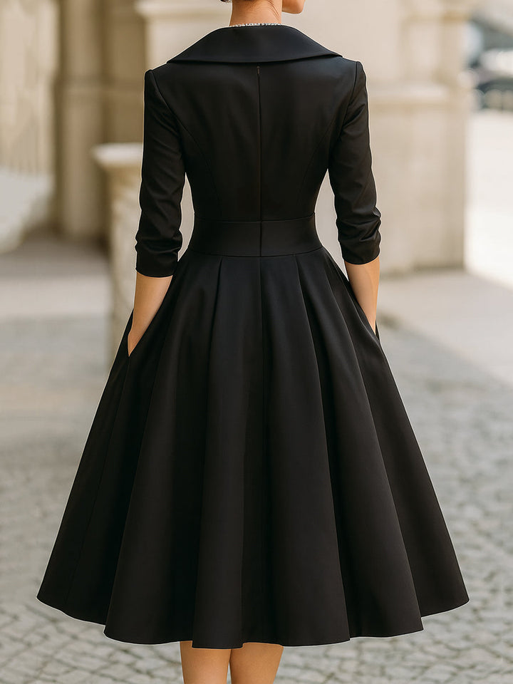 Lett og luftig vårkjole i omslagsdesign. Perfekt for varme dager med elegant komfort.