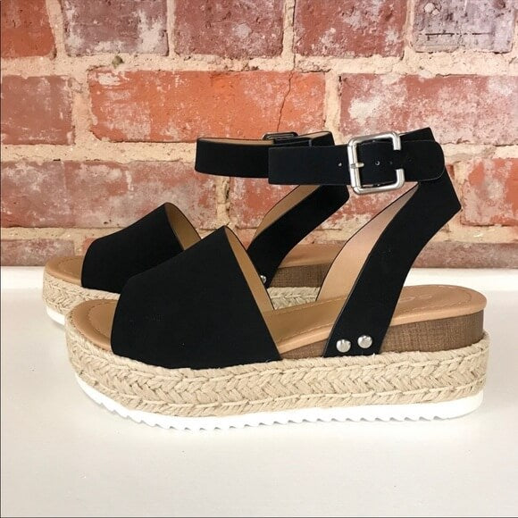 Damesko med kilehæl: Komfortable espadrille-sandaler for varme sommerdager.