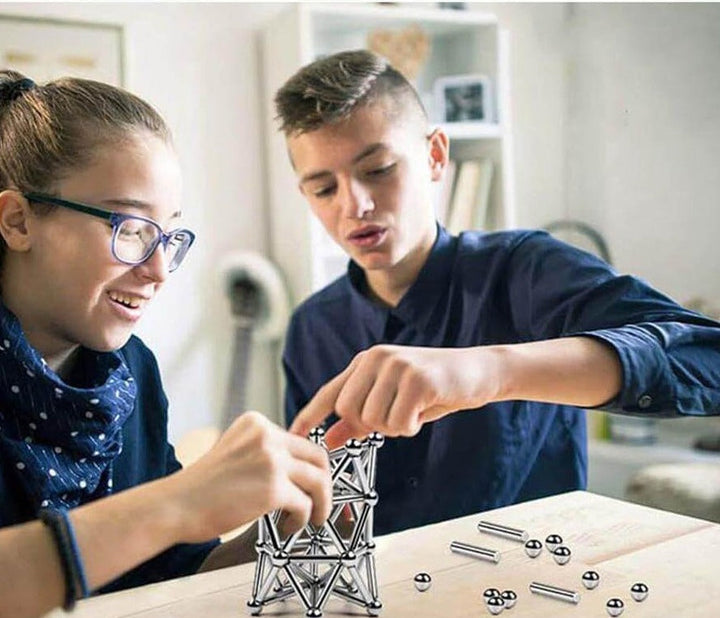 Detaljert bilde av magnetiske pinner som fester seg til kuler i et kreativt byggesett.