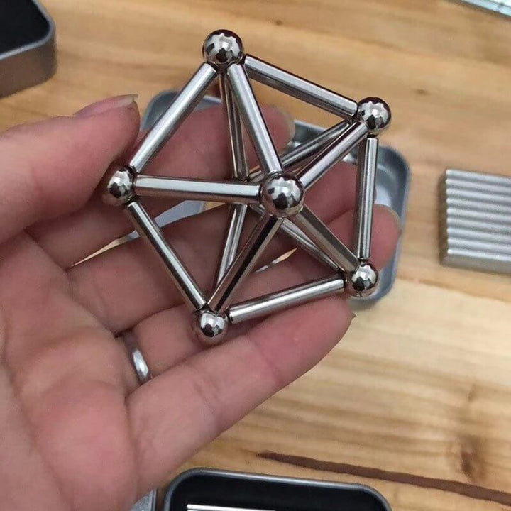 Byggesett med magnetiske elementer, et kreativt verktøy for konstruksjon, design og læring.