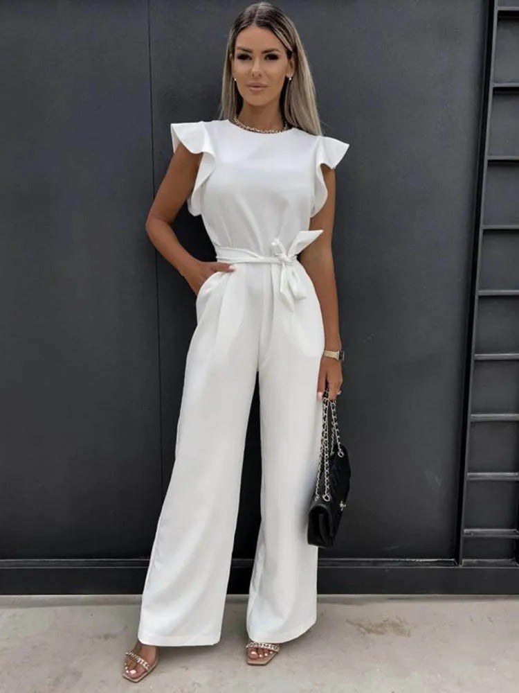 Nærbilde av volangermer på stilren damejumpsuit. Elegant detalj som skiller seg ut.