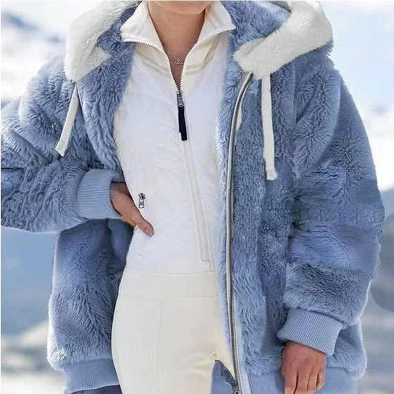 Stilfull hettejakke for dame, komfortabelt yttertøy i flerfarget design for vinter.