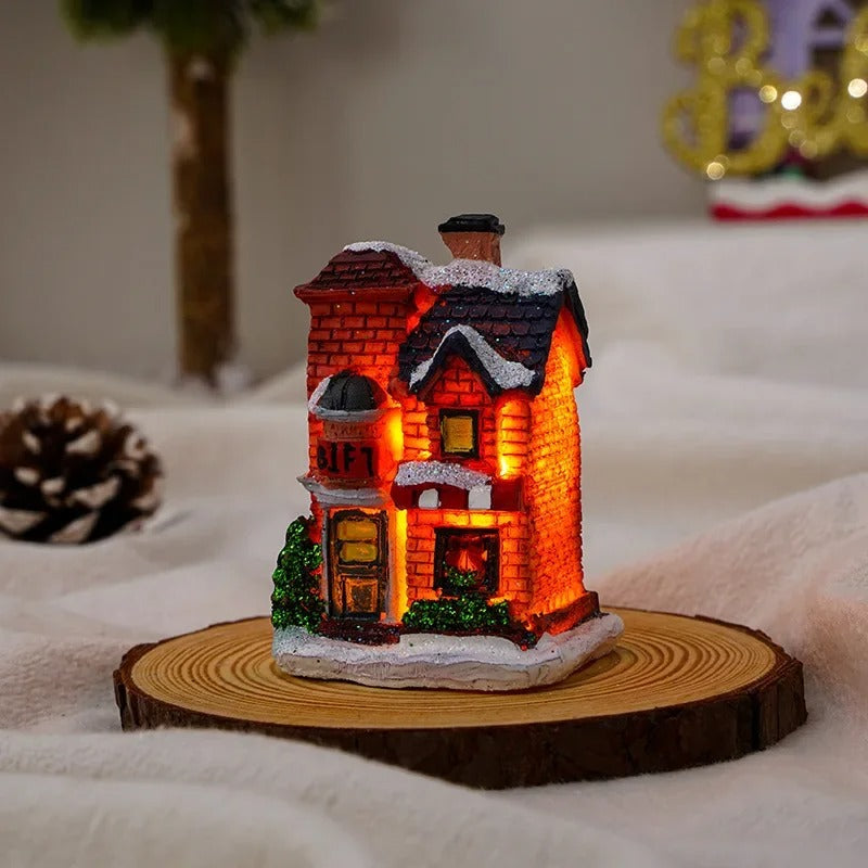 Detaljert julehus med LED-lys, snøtak og festlig preg. En del av julelandsby-settet for innredning.