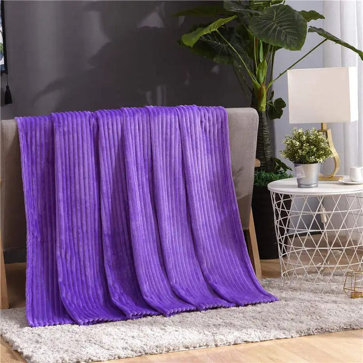 Koselig stripet flanellpledd for myk komfort, perfekt teppe for hjem, sofa og seng.