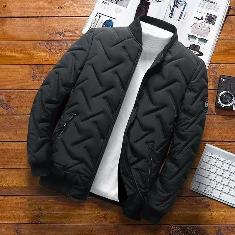 Varm, lettvektig og komfortabel herre parkas i et tidløst design. Ideell for vinterens herreklær.