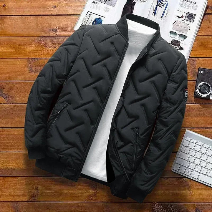 Varm, lettvektig og komfortabel herre parkas i et tidløst design. Ideell for vinterens herreklær.