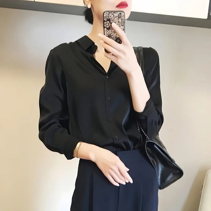 Elegant damebluse med knapper og reverskrage. Langermet og klassisk for jobb og fritid.