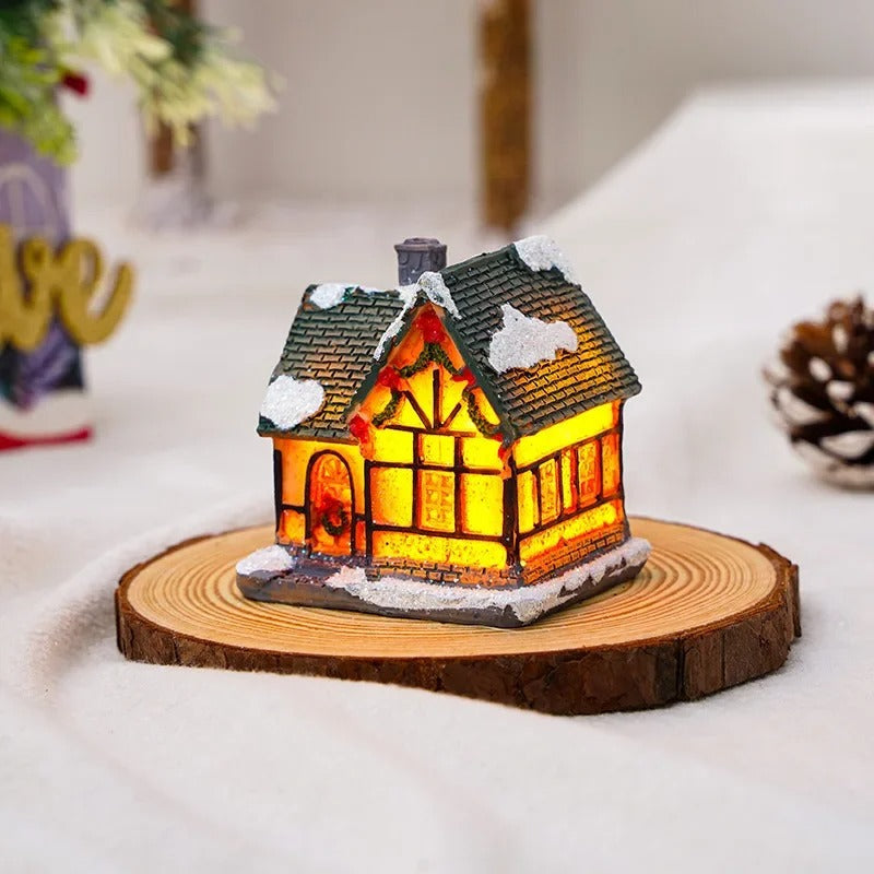 Sjarmerende LED julehus med detaljert design, glitrende snø og varmt lys. Del av julelandsby-sett.