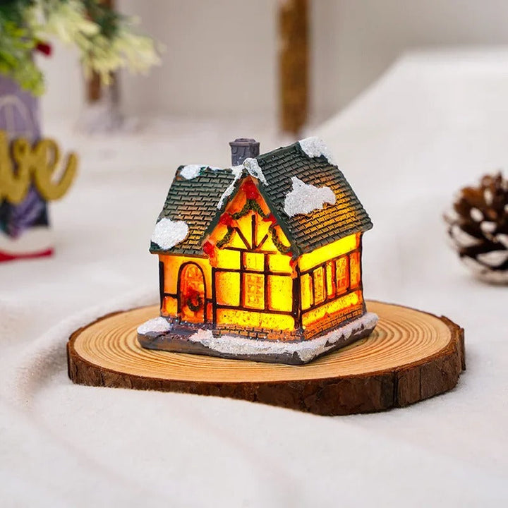 Sjarmerende LED julehus med detaljert design, glitrende snø og varmt lys. Del av julelandsby-sett.