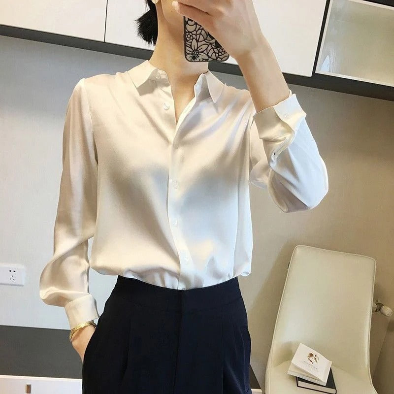 Allsidig damebluse, perfekt for jobbantrekk eller fritid. Elegant langermet bluse med knapper.