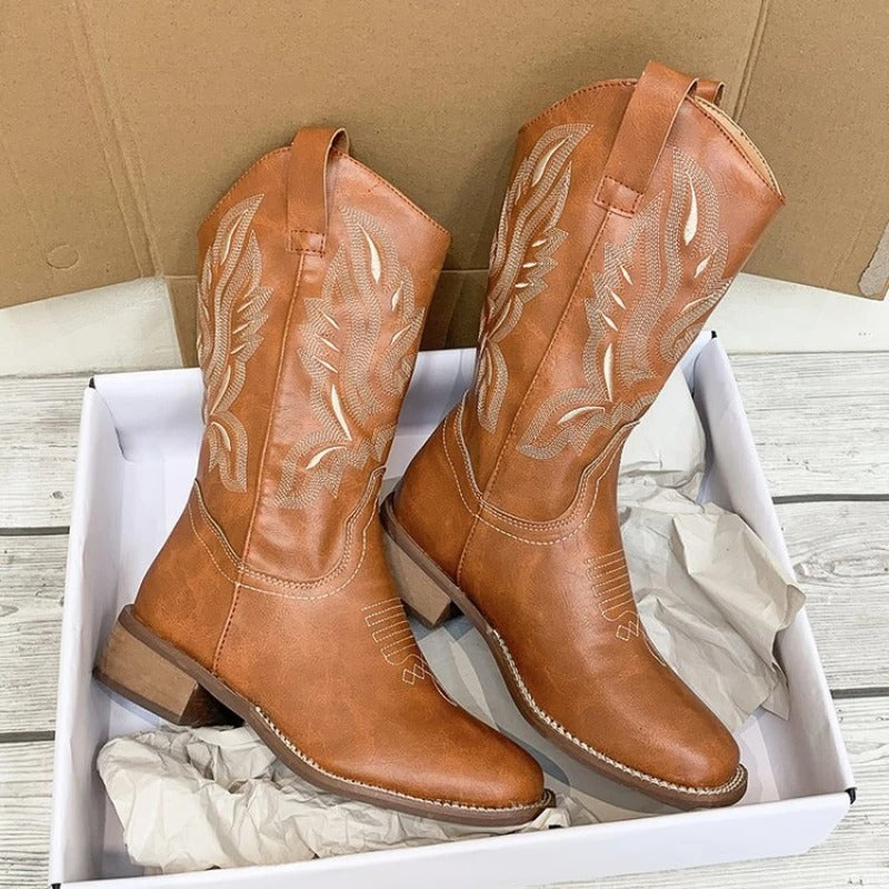 Detaljerte westernstøvler for kvinner i vintage stil. Sorte broderte boots med firkantet tå, ideelle motestøvler.