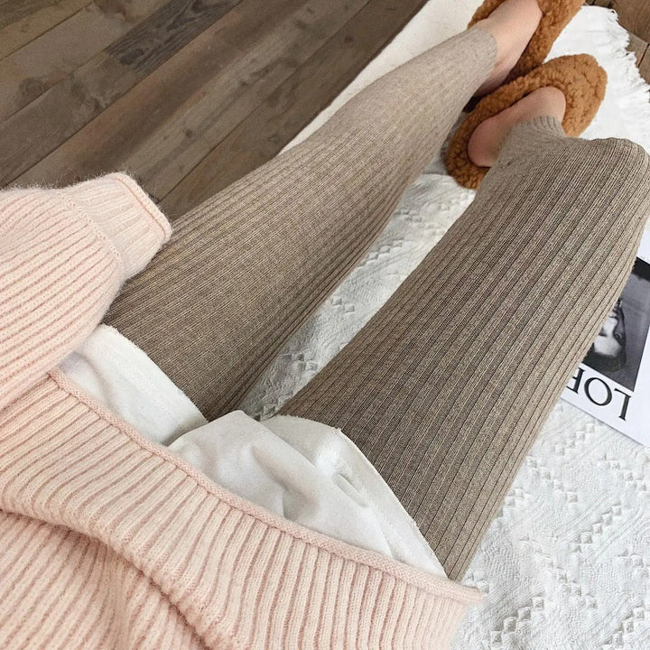 Nærbilde av høy midje på kvinner leggings; optimal komfort og støtte i dameklær.
