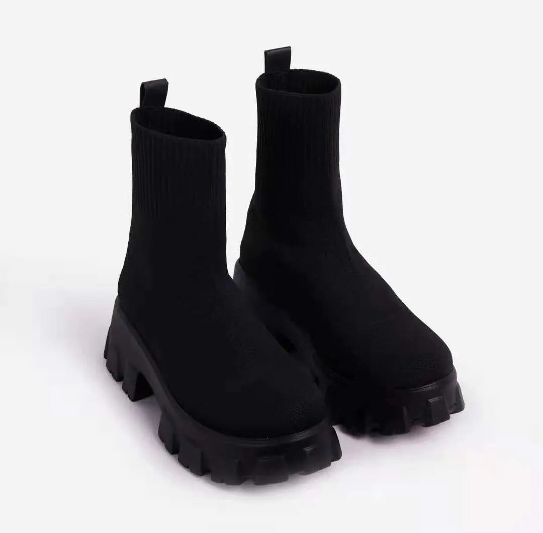 Hvite damesko med tykk såle; stilige og komfortable fritidssko. Perfekte trendy hverdagssko.
