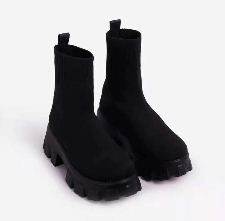 Hvite damesko med tykk såle; stilige og komfortable fritidssko. Perfekte trendy hverdagssko.