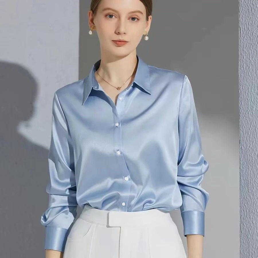 Langermet damebluse med diskrete knapper og klassisk reverskrage. Elegant og komfortabel mote.
