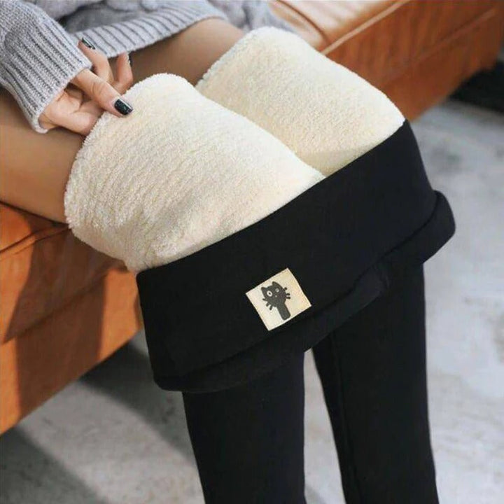 Kvinner i stretchy, varme leggings med høy midje, ideelle for komfortabel bevegelse.