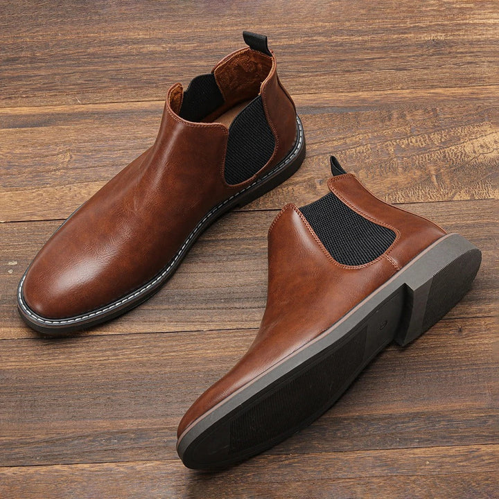 Klassiske ankelstøvler for menn i Chelsea-stil, med elastiske kiler for enkel av og på.