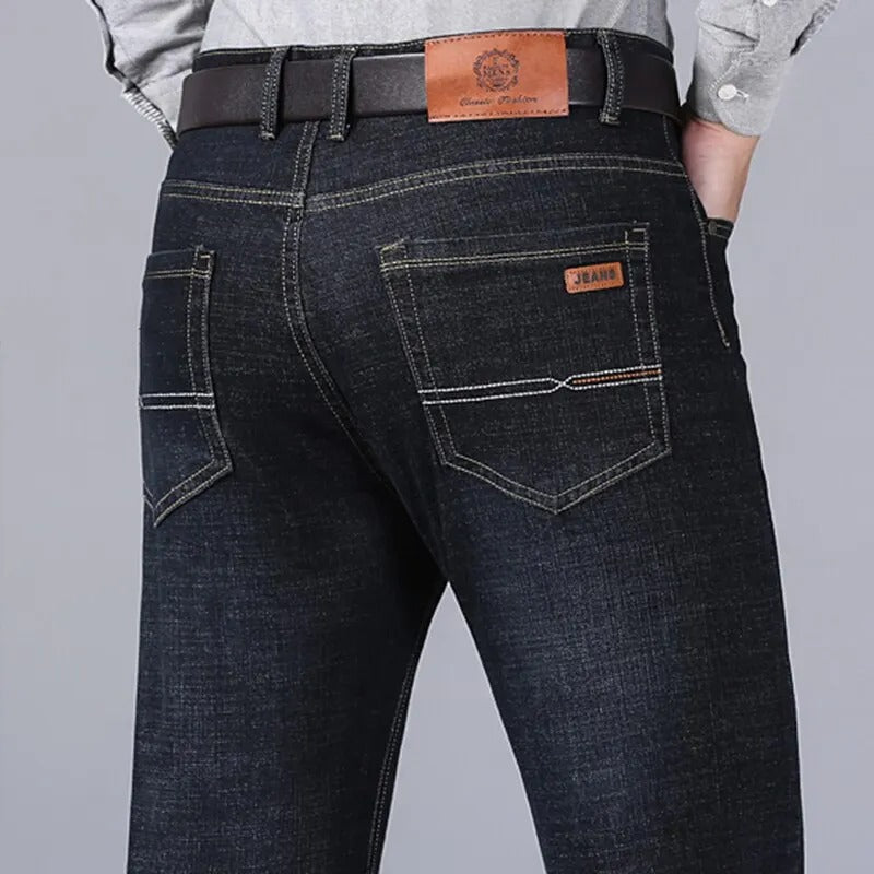 Menns svarte denimjeans i slim fit, presentert for tidløs stil og optimal komfort.