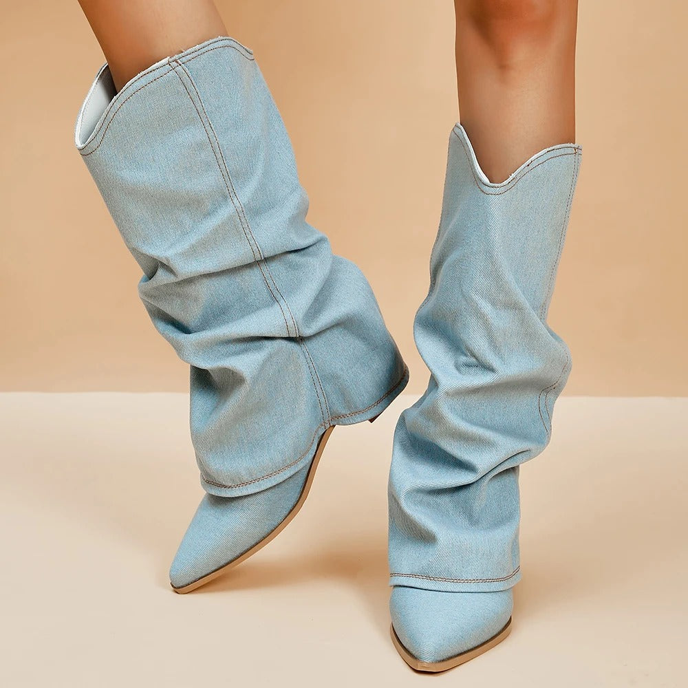 Elegante knehøye denimstøvler for dame, perfekt for høstmoten.