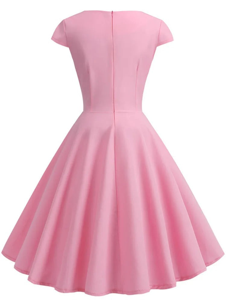 Rosa vintage midikjole med V-hals for kvinner. Feminin sommerkjole med retro preg.