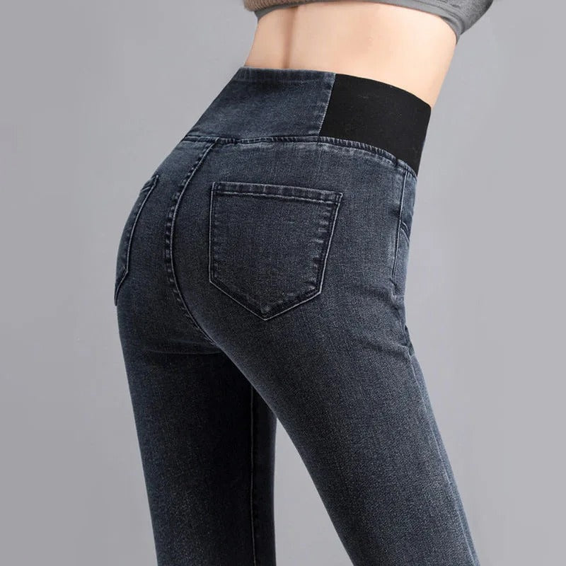 Trendige høy midje skinny denimbukser for kvinner. Stilige damejeans som fremhever figuren og er behagelige.
