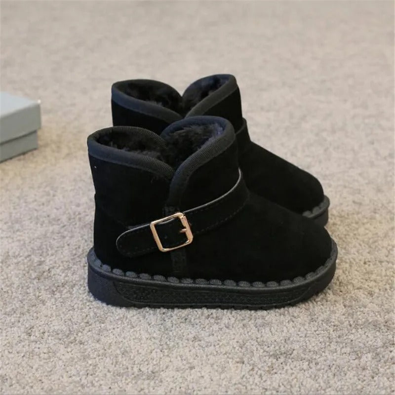Sklisikre snøstøvler til barn med enkel slip-on design for lek i all slags vintervær.
