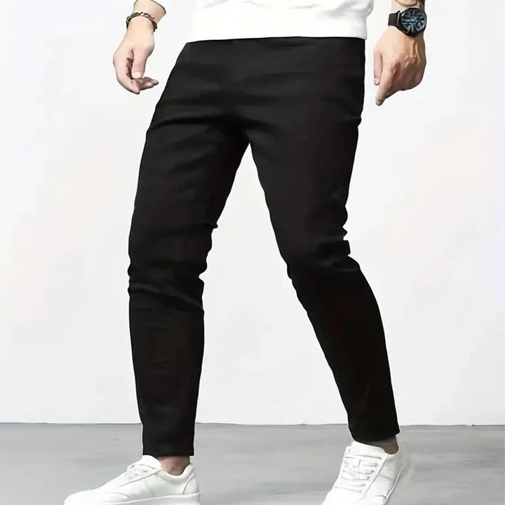 Komfortable skinny stretch-jeans for menn. Allsidig bukse i blå eller svart farge, perfekt for en moderne stil.