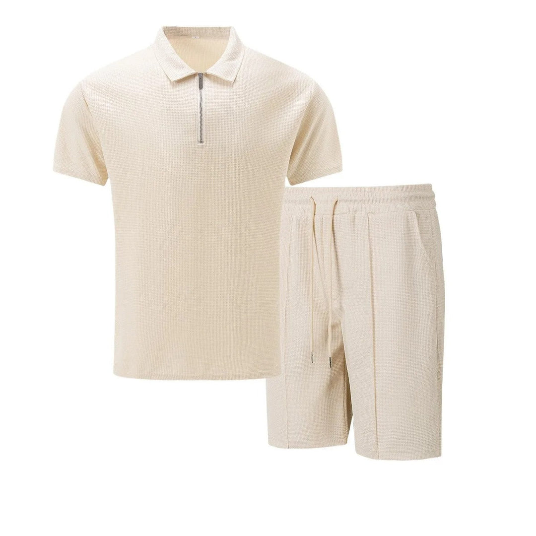 Pustende og lett herre sommersett for optimal sommerkomfort. Todelt med kortermet glidelåstopp og shorts.