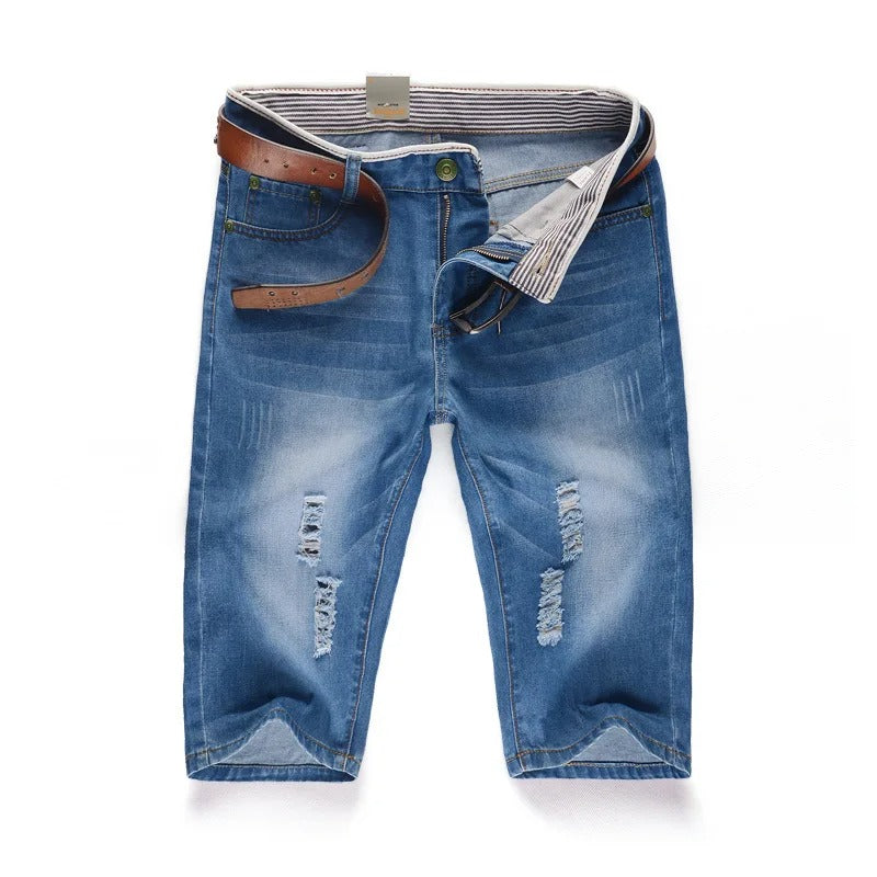 Lysblå herreshorts for sommeren. Avslappet stil og luftig design for maksimal komfort i varmen.