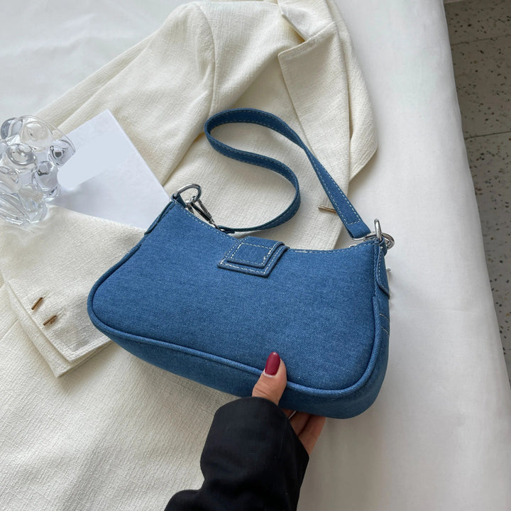 Kompakt og elegant blå dameveske, ideell crossbody for oppbevaring av essensielle gjenstander i hverdagen.