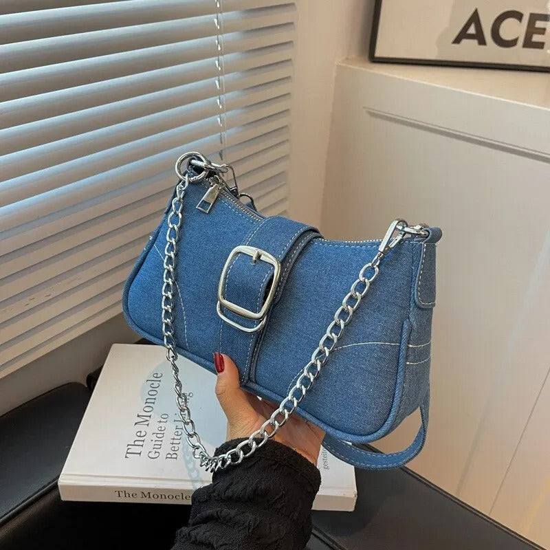 Lyseblå crossbody-veske med lang justerbar stropp, perfekt som skulderveske for komfortabel håndfri bruk.