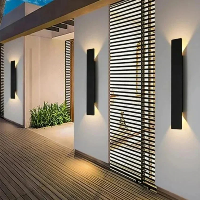 Stilren LED utelampe med moderne design. Ideell for fasade- og terrassebelysning, IP65-klassifisert.